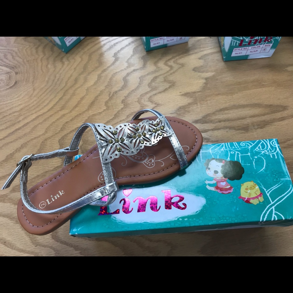 Link butterfly sandals